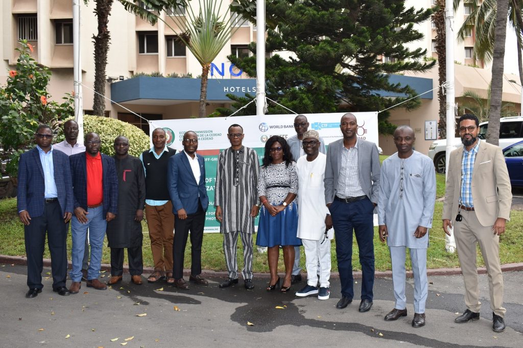 Mise en œuvre du Projet ROGEAP : les membres du Comité Technique d’Harmonisation des Normes et standards des produits électrotechniques de la CEDEAO (THC5) en réunion à Dakar au Sénégal.