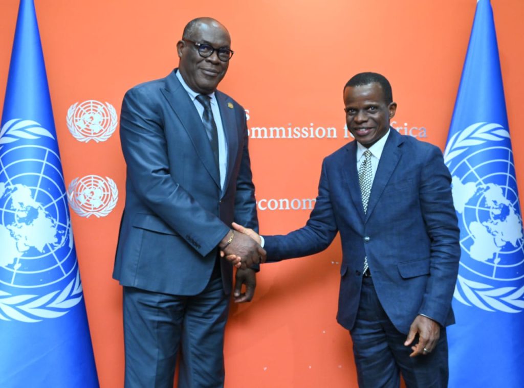 L’Ambassadeur Françis OKE, Representant de la CEDEAO auprès de l’Union Africaine échange avec SEM Antonio Maria AFONSO PEDRO, Secrétaire Exécutif p.i. de la Commission Economique des Nations unies pour l’Afrique