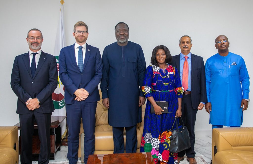 Dr Omar Alieu Touray, Président de la Commission de la CEDEAO reçoit le Directeur des opérations du Comité international de la Croix-Rouge (CICR) et le Secrétaire d’État adjoint du Département fédéral des Affaires étrangères de la Suisse.