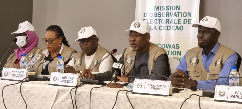 Second Tour de l’élections Présidentielle au Libéria : le Chef de la Mission d’Observation Electorale de la CEDEAO, le Prof. Attahiru Jega rencontre les observateurs de la CEDEAO et les parties prenantes au processus électoral.