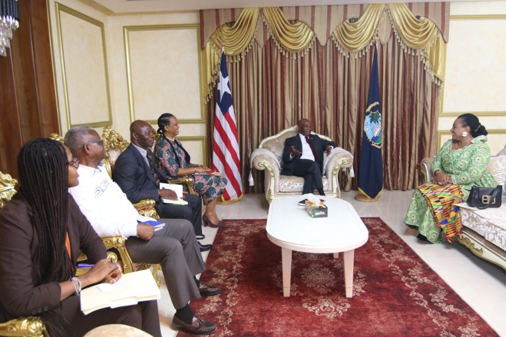 S.E. Josephine Nkrumah, Représentante résidente du Président de la Commission de la CEDEAO au Libéria, a effectué une visite de courtoisie auprès de S.E. Joseph Nyumah BOAKAI, Président de la République du Libéria