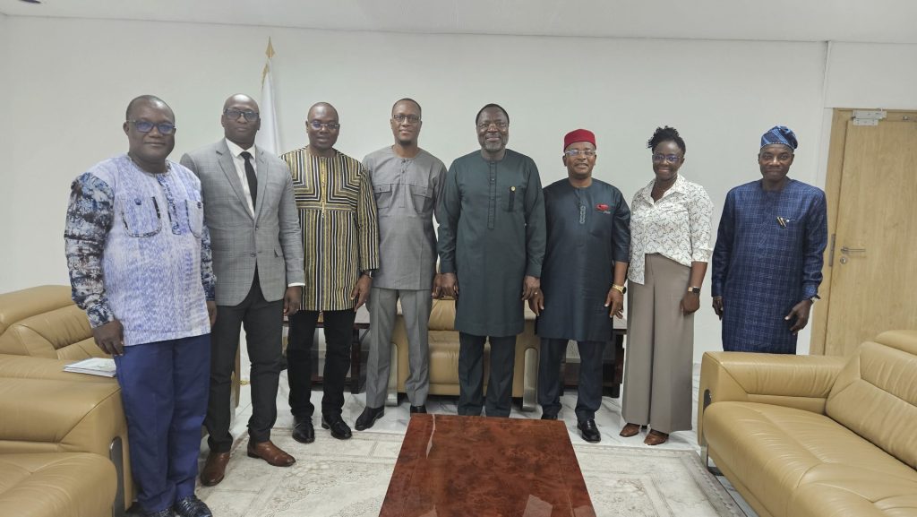 Inter-regional cooperation: on a study visit to ECOWAS, a WAEMU delega-tion was granted an audience with the President of the ECOWAS Commis-sion.
