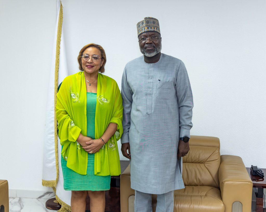 Le Président de la Commission de la CEDEAO, S.E. Dr. Omar Alieu TOURAY, reçoit l’Ambassadeur de la République de Cuba au Nigeria, S.E. Miriam Morales Palmero