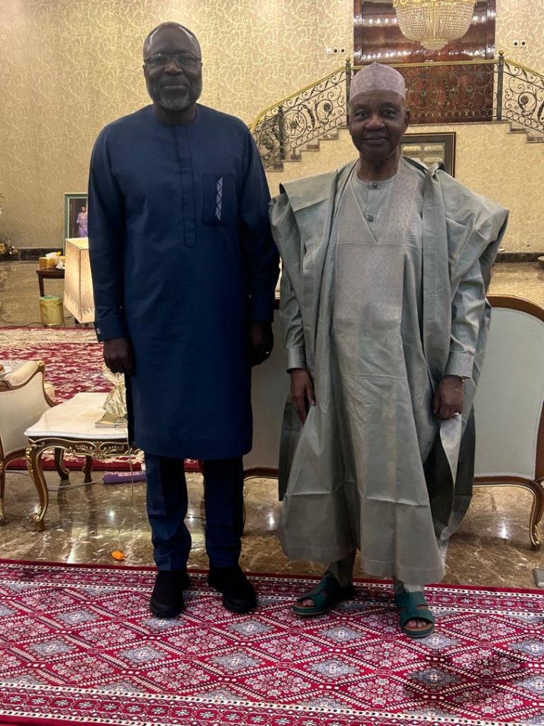 Presidente da Comissão da CEDEAO, Sua Excelência o Dr. Omar Alieu TOURAY, visita o antigo Vice-Presidente da República Federal da Nigéria, Sua Excelência Namadi SAMBO, antes das próximas eleições gerais no Gana