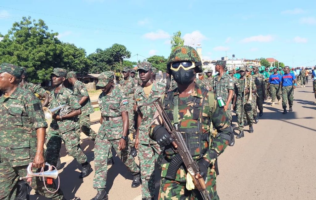 Le contingent nigérian de l’ECOMIG (NIGCOY 10) organise une marche conjointe a l’approche du 65ᵉ anniversaire de l’indépendance du Nigéria