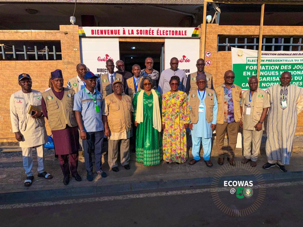 In Conakry, Mr Abdoulie Janneh, head of the ECOWAS Election Observation Mission (EOM), takes part in the observers’ briefing session and meets with the Director General of Elections (DGE).