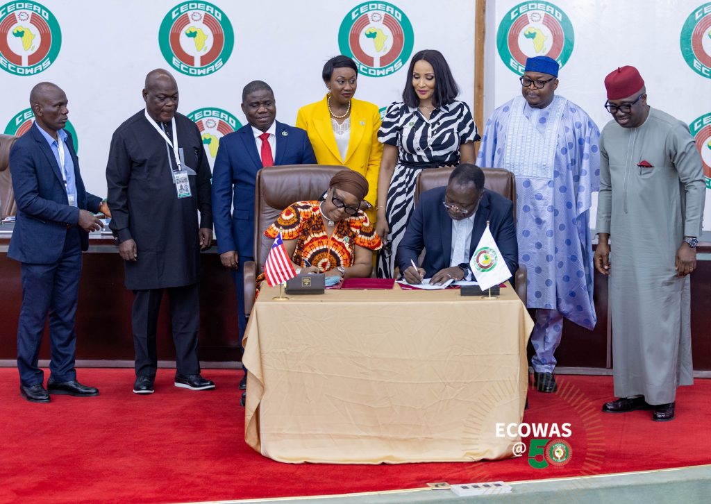Liberia recognizes the contribution of ECOWAS and its Member States to the restoration of peace in the country and signs a Headquarters agreement with ECOWAS