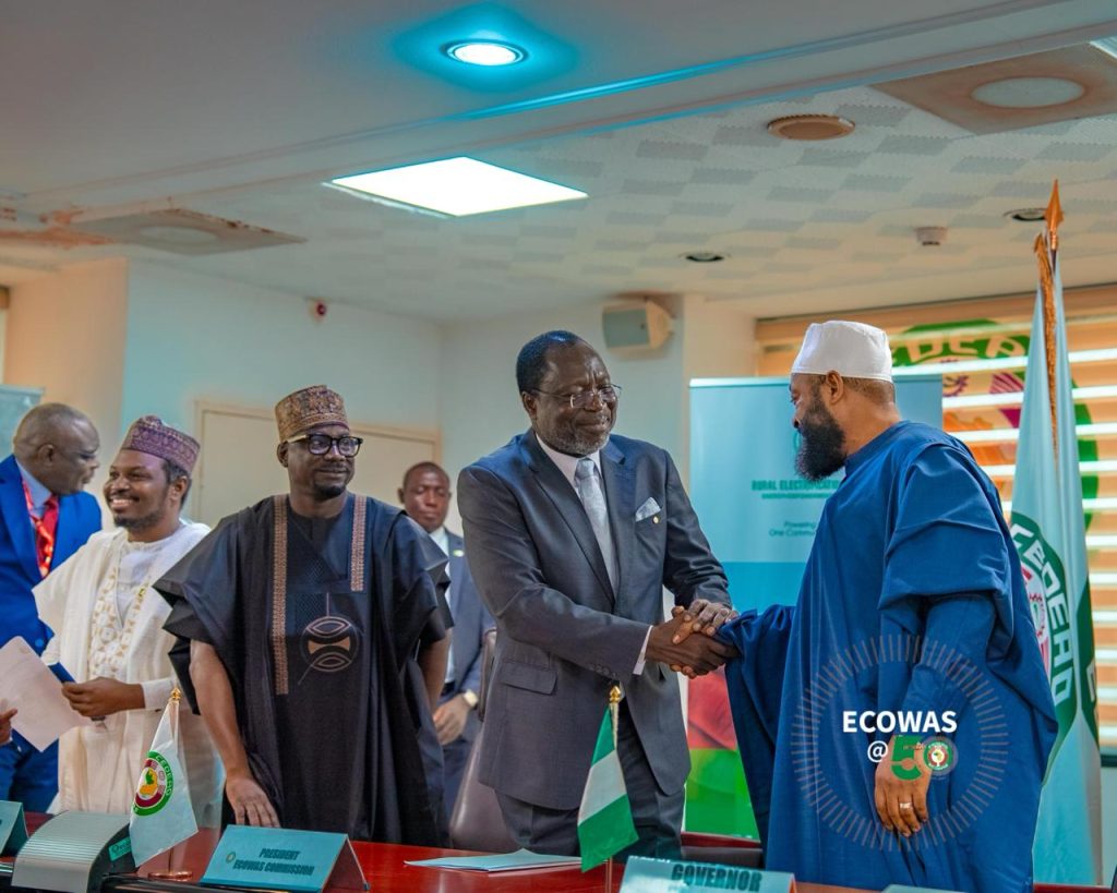 COMISSÃO DA CEDEAO E AGÊNCIA DE ELETRIFICAÇÃO RURAL DA NIGÉRIA ASSINAM MEMORANDOS DE ENTENDIMENTO PARA AVANÇAR A ELETRIFICAÇÃO DE INSTITUIÇÕES PÚBLICAS NO ÂMBITO DO PROGRAMA-PILOTO ROGEAP