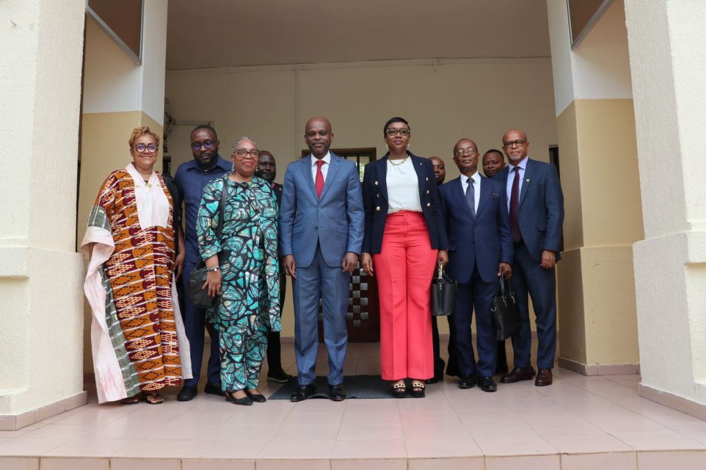 A VICE-PRESIDENTE DA COMISSÃO DA CEDEAO REÚNE-SE COM O MINISTRO DOS NEGÓCIOS ESTRANGEIROS DO TOGO PARA DISCUTIR OS PREPARATIVOS DA CIMEIRA DO FUTURO DA CEDEAO