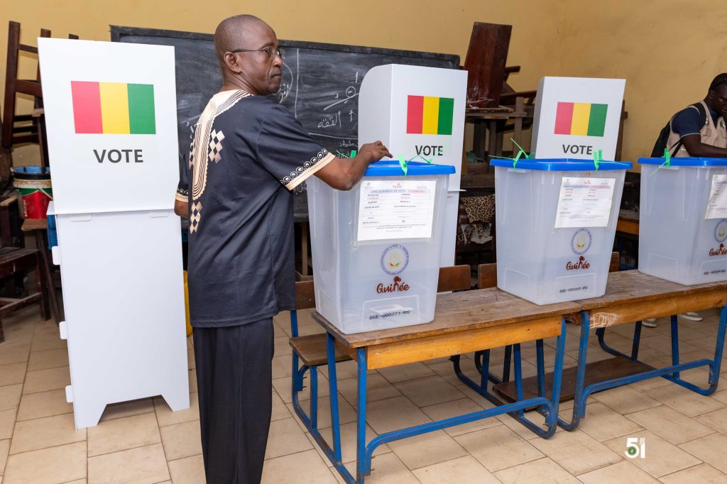 THE HEAD OF THE ECOWAS MISSION VISITS POLLING STATIONS IN CONAKRY DURING THE LEGISLATIVE AND MUNICIPAL ELECTIONS.