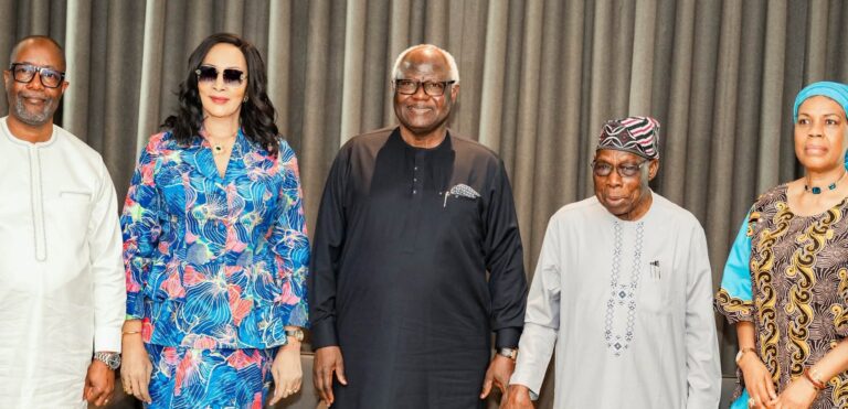 LA CEDEAO FÉLICITE LE GOUVERNEMENT DE LA SIERRA LEONE POUR LE RETOUR DE L’ANCIEN PRÉSIDENT ERNEST BAI KOROMA EN SIERRA LEONE