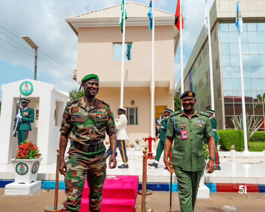 O PRESIDENTE CESSANTE E O NOVO PRESIDENTE DO COMITÉ DE CHEFES DE ESTADO-MAIOR DA CEDEAO EFETUAM UMA VISITA DE CORTESIA AO CHEFE DO ESTADO-MAIOR DA DEFESA DA NIGÉRIA