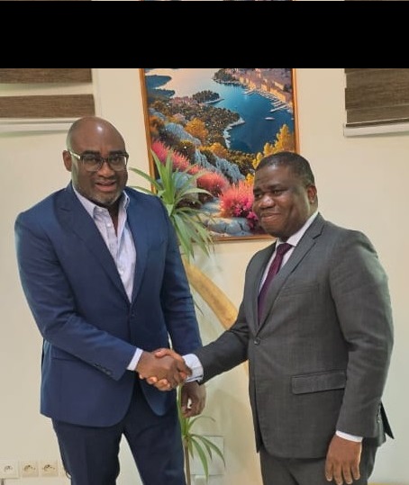 LA COMMISSION DE LA CEDEAO COLLABORE AVEC LES AUTORITÉS TOGOLAISES EN MATIÈRE DE PROTECTION DE L’ENVIRONNEMENT ET DE RÉSILIENCE CLIMATIQUE AFIN DE SOUTENIR L’INTÉGRATION RÉGIONALE ET LE DÉVELOPPEMENT DURABLE  Le commissaire chargé des affaires économiques et de l’agriculture de la Communauté Économique des États de l’Afrique de l’Ouest (CEDEAO), M. Dehpue Yenpea Zuo, a tenu une réunion avec le ministre togolais de l’Environnement, des Ressources forestières, de la Protection du littoral et du Changement climatique du Togo, le 9 octobre 2026. Cette rencontre avait pour objectif de renforcer la coopération entre la Commission de la CEDEAO et le gouvernement togolais en matière de protection de l’environnement, de gestion des ressources naturelles et de développement durable, dans le cadre plus large de l’intégration régionale et de la résilience économique.  Cette rencontre souligne l’importance de la collaboration régionale pour relever les défis environnementaux urgents auxquels l’Afrique de l’Ouest est confrontée, notamment le changement climatique, l’érosion côtière, la déforestation, la dégradation des sols et la pression accrue sur les ressources naturelles. Ces défis menacent directement les moyens de subsistance, la productivité agricole, les infrastructures essentielles et, plus largement, les activités économiques dans l’ensemble des États membres.   Pour la Commission de la CEDEAO, la durabilité environnementale est intrinsèquement liée à la production agricole, à la stabilité économique et à la sécurité alimentaire. La Commission reconnaît que les pressions liées au climat exacerbent la vulnérabilité des zones rurales, compromettent les acquis en matière de développement et pèsent sur les ressources publiques, ce qui nécessite des politiques régionales coordonnées, un partage de l’expertise technique et des investissements conjoints dans des infrastructures résilientes au changement climatique et des pratiques agricoles durables.  Au cours du dialogue, l’alignement entre les efforts nationaux du Togo en matière de préservation de l’environnement et les objectifs régionaux de durabilité de la CEDEAO a été souligné. Les discussions ont mis en avant les mesures actives prises par le Togo pour renforcer la protection du littoral, en particulier le long de la côte Gbodjomé–Agbodrafo–Goumoukopé–Kpémé, où 26 épis ont été mis en place pour stabiliser le rivage et atténuer l’érosion. L’attention a également été attirée sur les objectifs ambitieux du Togo en matière de conservation des forêts, qui comprennent la plantation d’un milliard d’arbres d’ici 2030, l’augmentation du couvert forestier national à 26 % et la mise en place de brigades mobiles de surveillance environnementale et forestière pour protéger les forêts et les ressources naturelles. Ces initiatives nationales offrent des pistes essentielles pour la collaboration régionale, la mise en place de programmes environnementaux communs et une mobilisation accrue des financements internationaux pour le climat et de l’aide au développement à l’échelle du bloc.  Cette rencontre s’inscrit dans le cadre des activités officielles du commissaire Zuo depuis sa prise de fonction le 1er septembre 2026, dans le cadre du mandat 2026-2030 de la Commission de la CEDEAO. Chargé des affaires économiques et de l’agriculture, son portefeuille accorde la priorité à la coopération économique, au développement agricole et à la durabilité environnementale, piliers essentiels pour renforcer la résilience économique et protéger les communautés vulnérables à travers l’Afrique de l’Ouest.   Cette consultation renforce l’engagement de la Commission de la CEDEAO à maintenir le dialogue avec les autorités nationales afin de faire progresser la protection environnementale régionale, la gestion des ressources et la croissance économique durable.